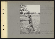 Bois de la Houssoy (sud-est de Remaugies). Camp de tirailleurs sénégalais. (62e bataillon) Tirailleur et son couteau