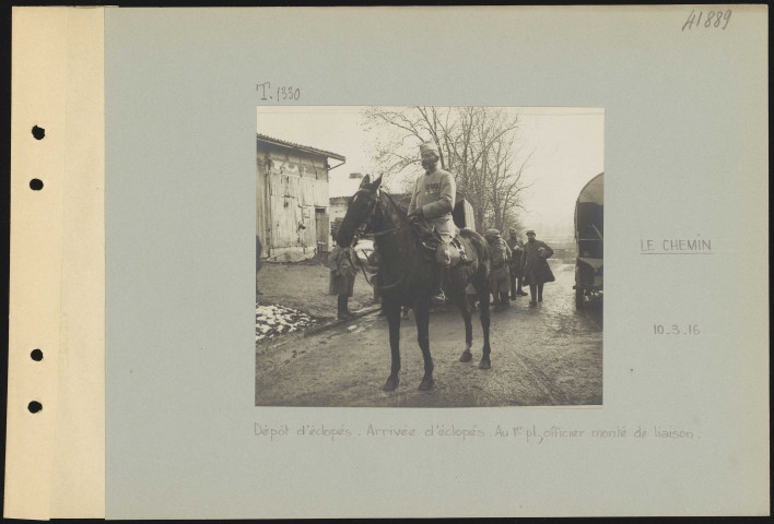 Le Chemin. Dépôt d'éclopés. Arrivée d'éclopés. Au premier plan, officier monté de liaison