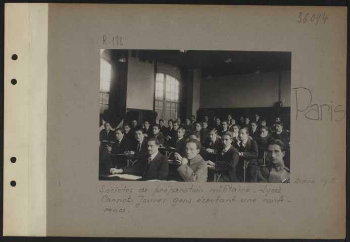 Paris. Sociétés de préparation militaire. Lycée Carnot. Jeunes gens écoutant une conférence