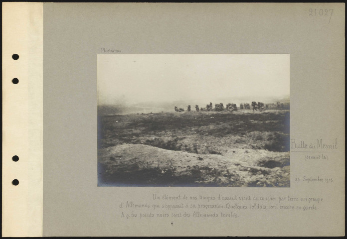 Butte du Mesnil (devant la). Un élément de nos troupes d'assaut vient de coucher par terre un groupe d'Allemands qui s'opposait à sa progression. Quelques soldats sont encore en garde. À gauche, les points noirs sont des Allemands tombés