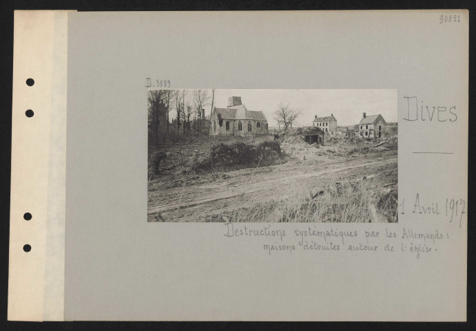 Dives. Destructions systématiques par les Allemands : maisons détruites autour de l'église