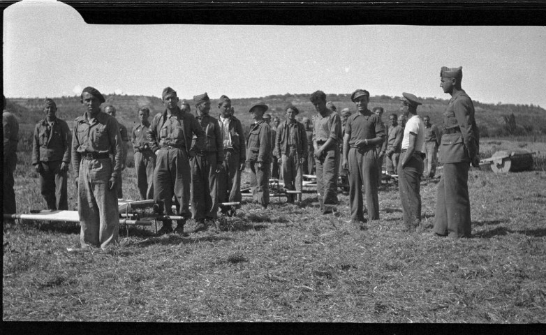 Exercice de la compagnie du Service de Santé, juin 1938. De droite à gauche Dr. Ersler, le lieutenant Luciano Mora, chef de la compagnie et le commissaire politique de la compagnie Bea, Espagnol (avec casquette)