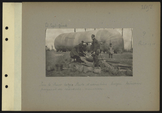 S.l. Sur le front belge. Poste d'aérostiers belges. Aérostiers peignant des réservoirs-nourrices