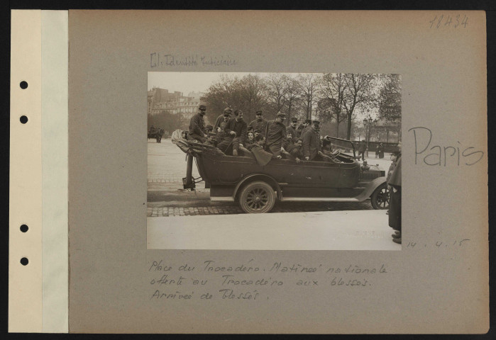 Paris. Place du Trocadéro. Matinée nationale offerte au Trocadéro aux blessés. Arrivée de blessés
