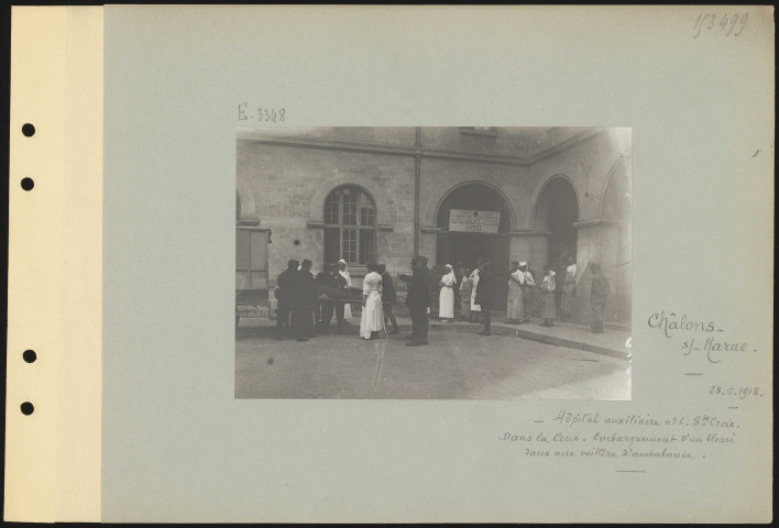 Châlons-sur-Marne. Hôpital auxiliaire numéro 6. Sainte-Croix. Dans la cour. Embarquement d'un blessé dans une voiture d'ambulance