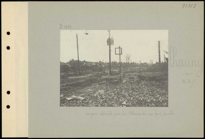 Chauny. La gare détruite par les Allemands : au fond, la ville