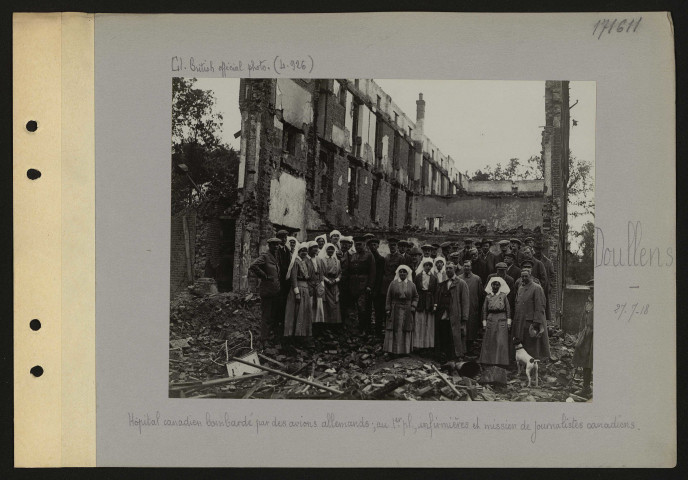Doullens. Hôpital canadien bombardé par des avions allemands ; au premier plan, infirmières et mission de journalistes canadiens