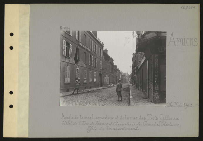 Amiens. Angle de la rue Lamartine et de la rue des Trois Cailloux : hôtel de l'Écu de France et charcuterie du Grand Saint-Antoine ; effets du bombardement