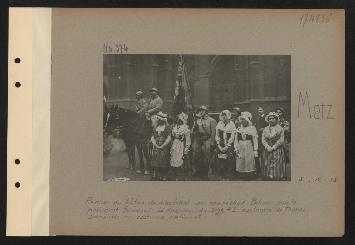 Metz. Remise du bâton de maréchal au maréchal Pétain par le président Poincaré. Le drapeau du 319e RI entouré de jeunes Lorraines en costume national