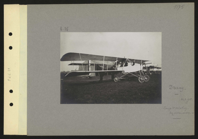 Bruay. Camp d'aviation. Un avion-canon