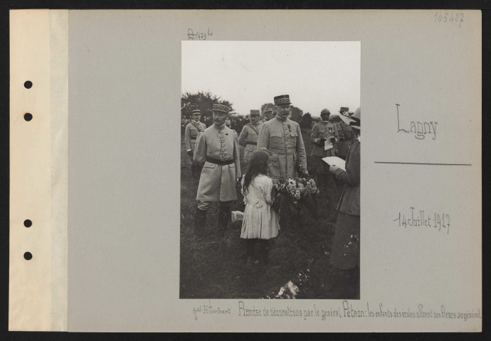 Lagny. Remise de décorations par le général Pétain : les enfants des écoles offrent des fleurs au général
