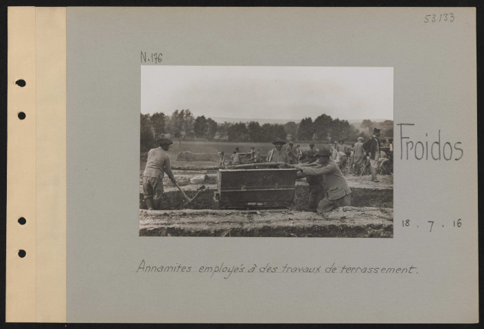 Froidos. Annamites employés à des travaux de terrassement