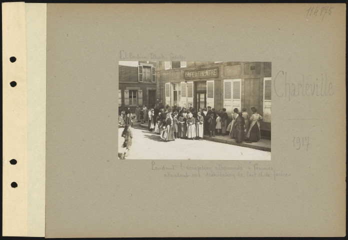 Charleville. Pendant l'occupation allemande. Femmes attendant une distribution de lait et de farine