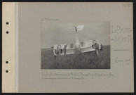Le Plessis-Belleville. École d'entraînement. Biplan Nieuport ayant capoté en pylône ; mécaniciens se préparant à le démonter