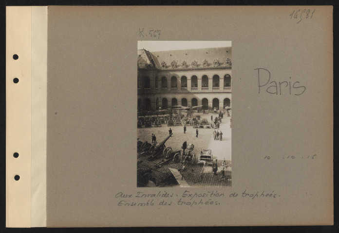 Paris. Aux Invalides. Exposition de trophées. Ensemble des trophées