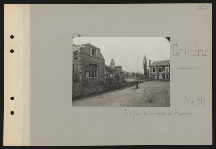 Grandru. L'église et la route de Maucourt