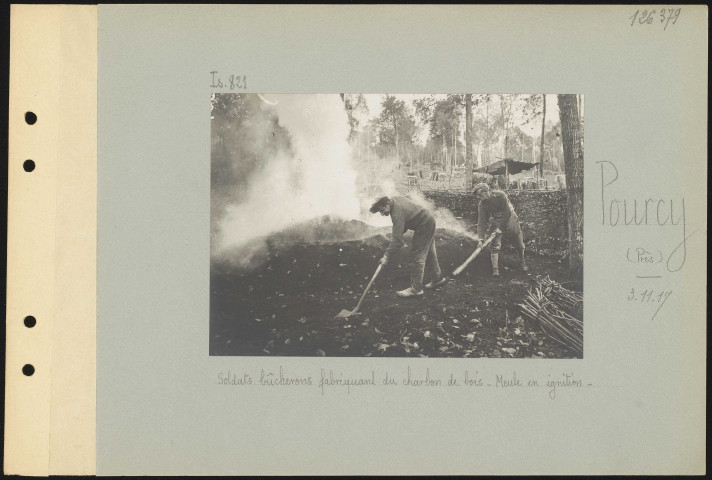 Pourcy (près). Soldats bûcherons fabriquant du charbon de bois. Meule en ignition
