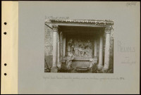 Reims. Hôpital Saint-Marcoul. Dans les jardins : mise au tombeau ; groupe en pierre du XVIe siècle