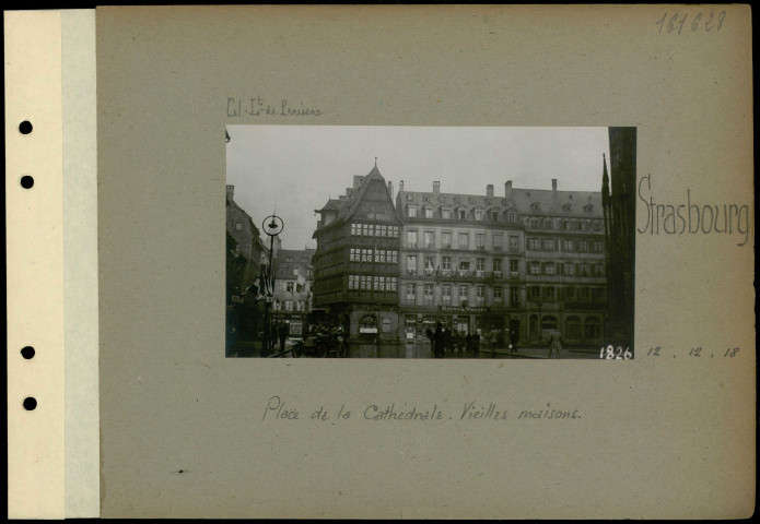 Strasbourg. Place de la Cathédrale. Vieilles maisons