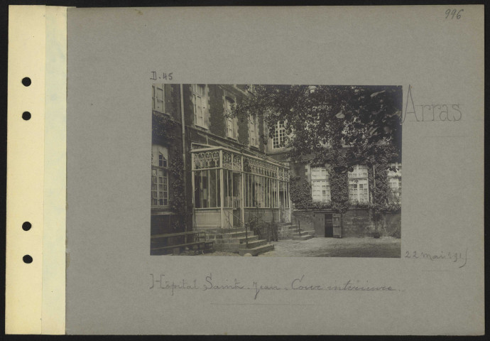 Arras. Hôpital Saint-Jean. Cour intérieure
