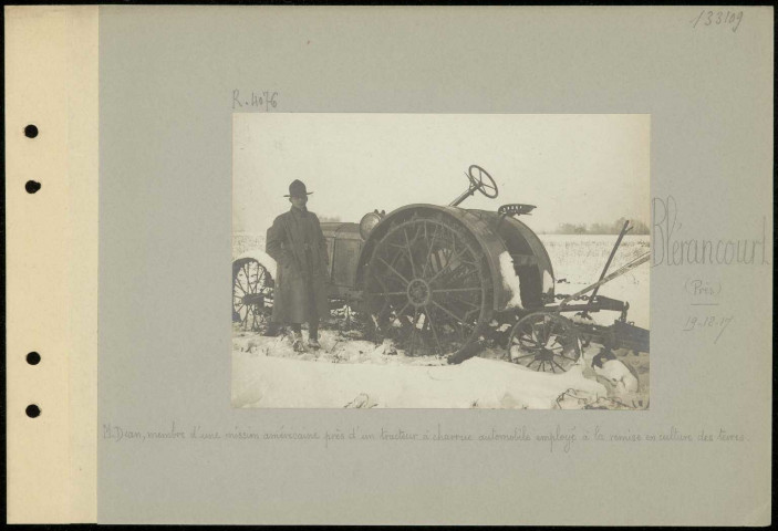 Blérancourt (près). Monsieur Dean, membre d'une mission américaine près d'un tracteur à charrue automobile employé à la remise en culture des terres