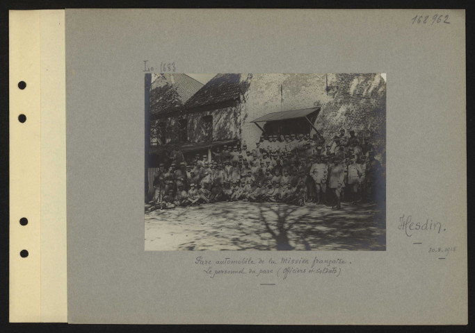 Hesdin. Parc automobile de la mission française. Le personnel du parc (officiers et soldats)