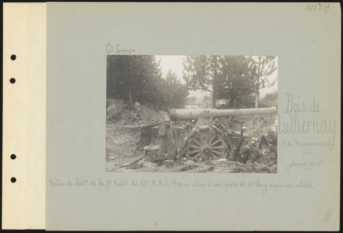 Bois de Luthernay (est de Bouvancourt). Position de batterie de la 9e batterie du 85e régiment d'artillerie lourde. Mise en place d'une pièce de 155 long dans son alvéole