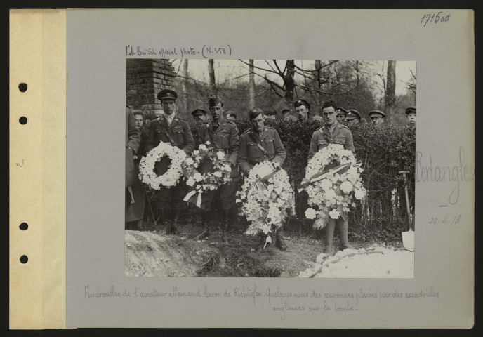 Bertangles. Funérailles de l'aviateur allemand baron de Richthofen. Quelques unes des couronnes placées par des escadrilles anglaises sur la tombe