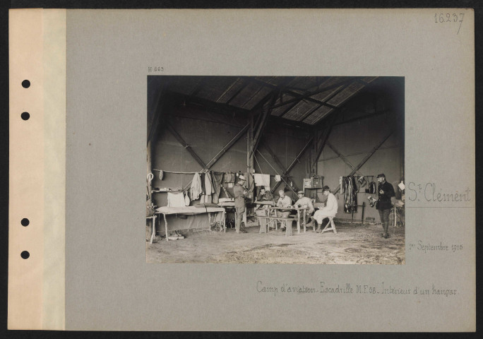 Saint-Clément. Camp d'aviation. Escadrille MF 58. Intérieur d'un hangar
