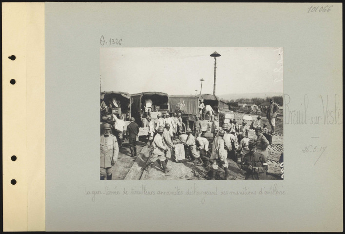 Breuil-sur-Vesle. La gare. Corvée de tirailleurs annamites déchargeant les munitions d'artillerie