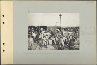 Breuil-sur-Vesle. La gare. Corvée de tirailleurs annamites déchargeant les munitions d'artillerie