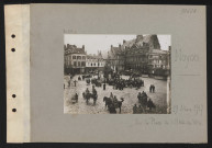 Noyon. Sur la place de l'hôtel de ville