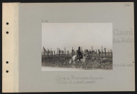Coivrel (entre Tricot et). Camp de prisonniers allemands : clôture et sentinelle montée