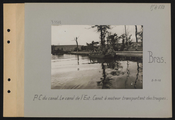 Bras. PC du canal. Le canal de l'Est. Canot à moteur transportant des troupes