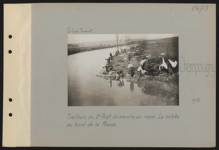 Champougny. Tirailleurs du 2e régiment de marche, au repos. La toilette au bord de la Meuse