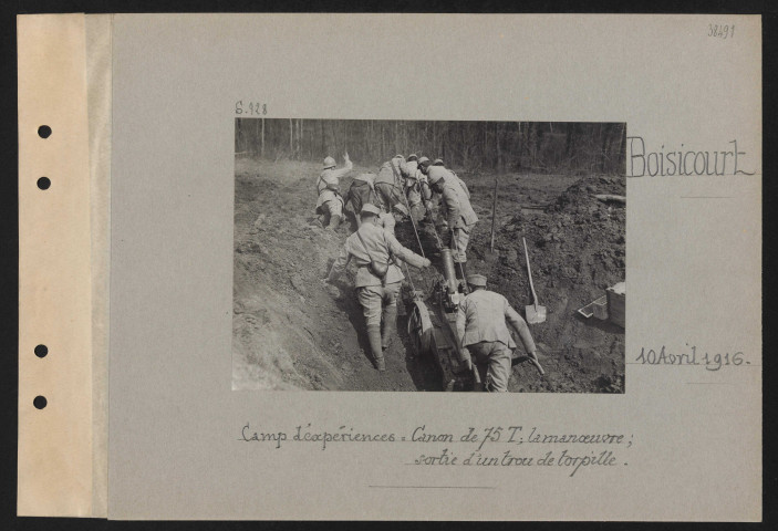 Boisicourt. Camp d'expériences : canon de 75T ; la manœuvre ; sortie d'un trou de torpille