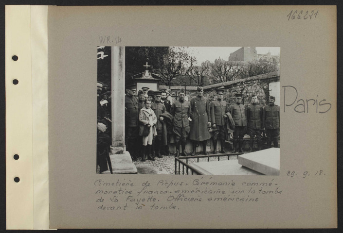 Paris. Cimetière de Picpus. Cérémonie commémorative franco-américaine sur la tombe de Lafayette. Officiers américains devant la tombe