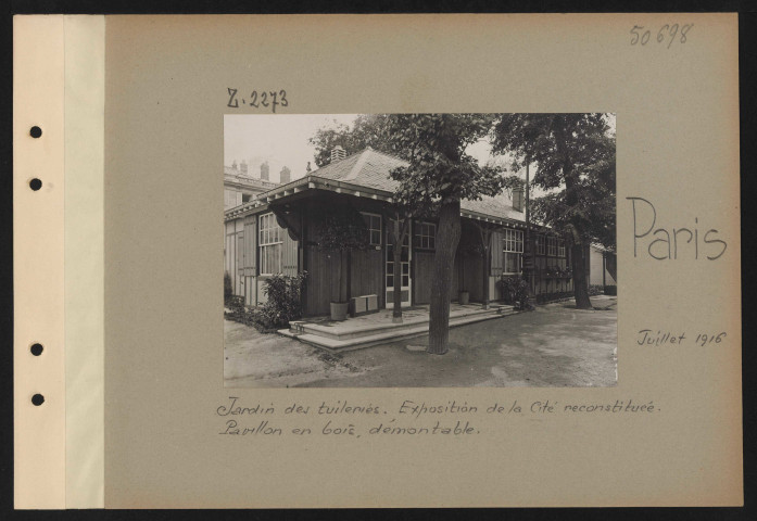 Paris. Jardin des Tuileries. Exposition de la cité reconstituée. Pavillon en bois, démontable
