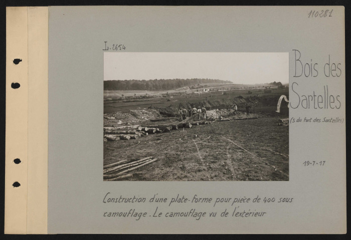 Bois des Sartelles (sud du Fort des Sartelles). Construction d'une plate-forme pour pièce de 400 sous camouflage. Le camouflage vu de l'extérieur