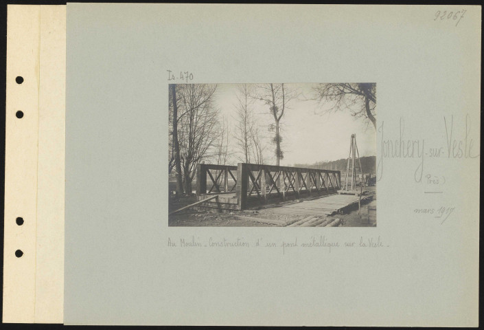 Jonchery-sur-Vesle (près). Au moulin. Construction d'un pont métallique sur la Vesle