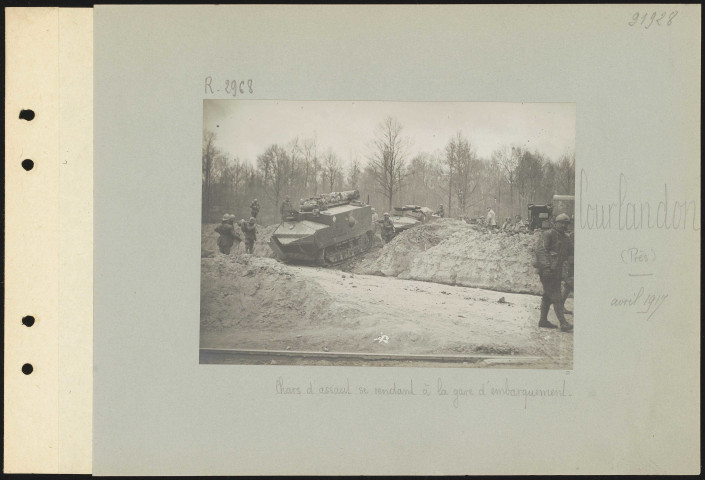 Courlandon (près). Chars d'assaut se rendant à la gare d'embarquement