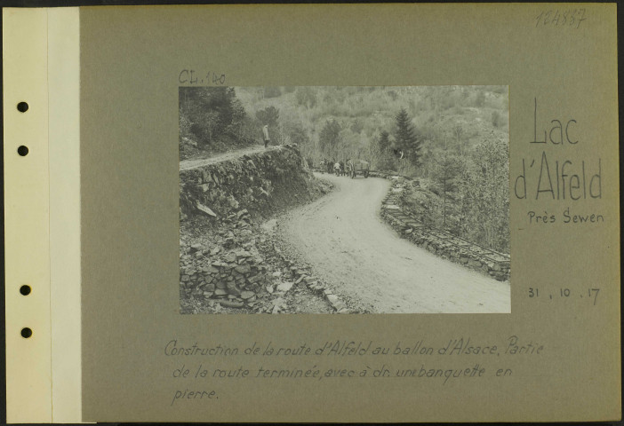 Lac d'Alfeld (Près Sewen). Construction de la route d'Alfeld au Ballon d'Alsace. Partie de la route terminée, avec à droite une banquette en pierre