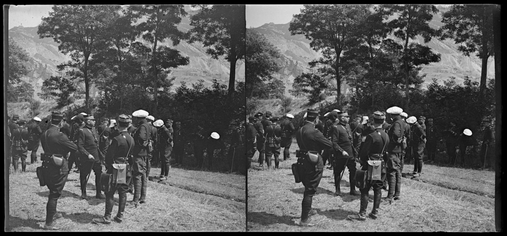 [Militaires dans un paysage montagneux]