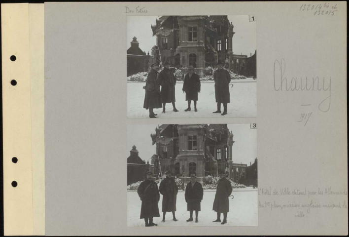 Chauny. L'hôtel de ville détruit par les Allemands. Au premier plan, mission anglaise visitant la ville