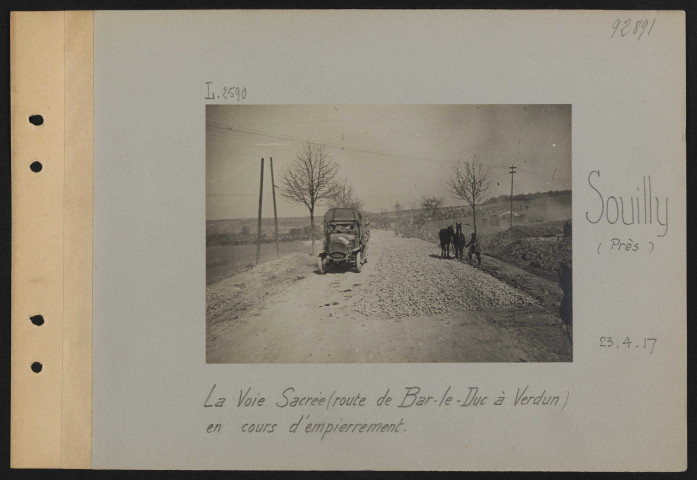 Souilly (près). La Voie sacrée (route de Bar-le-Duc à Verdun) en cours d'empierrement