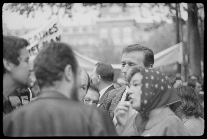 Manifestation pour la paix au Vietnam. Biennale de Paris de 1967