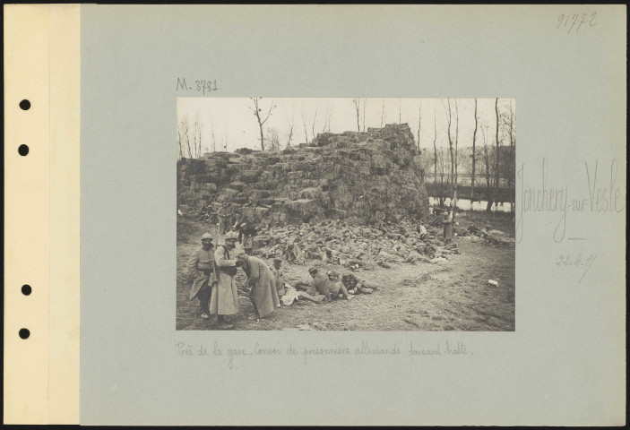 Jonchery-sur-Vesle. Près de la gare. Convoi de prisonniers allemands faisant halte