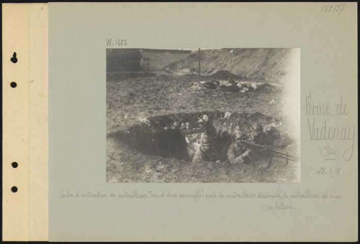 Ferme de Vadenay (près). Centre d'instruction de mitrailleurs. Trou d'obus camouflé : poste de mitrailleurs dissimulé ; la mitrailleuse est mise en batterie