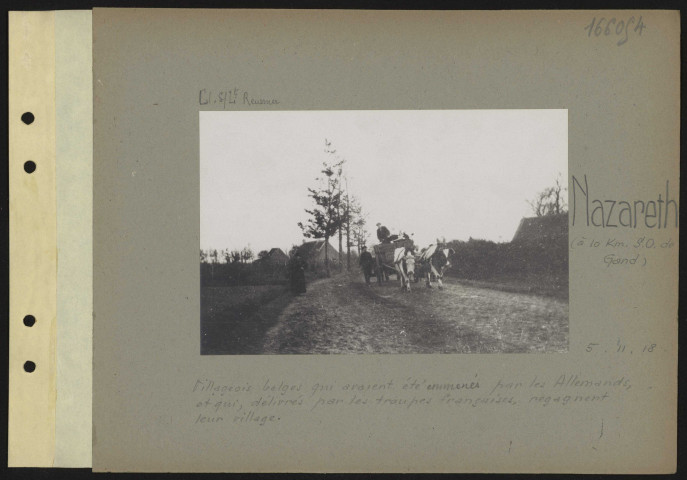 Nazareth (à 10 kilomètres sud-ouest de Gand). Villageois belges qui avaient été emmenés par les Allemands, et qui, délivrés par les troupes françaises, regagnent leur village