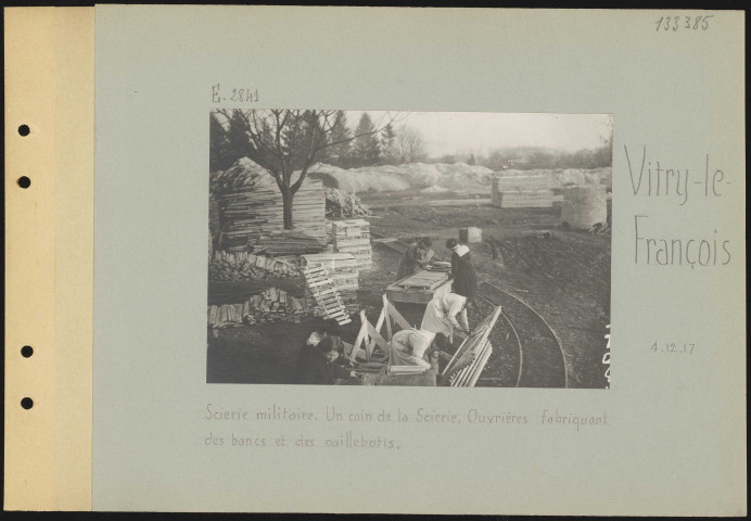 Vitry-le-François. Scierie militaire. Un coin de la scierie. Ouvrières fabriquant des bancs et des caillebotis
